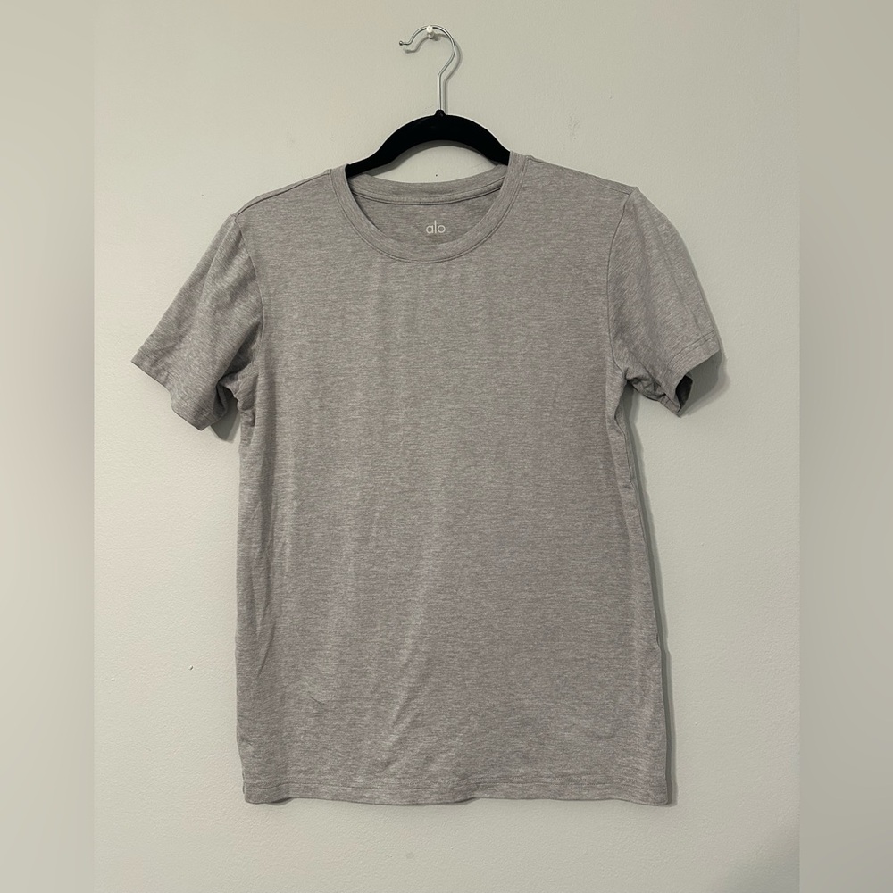 ALO Yoga Men’s Short-Sleeve Crew Tee in Heather Gray